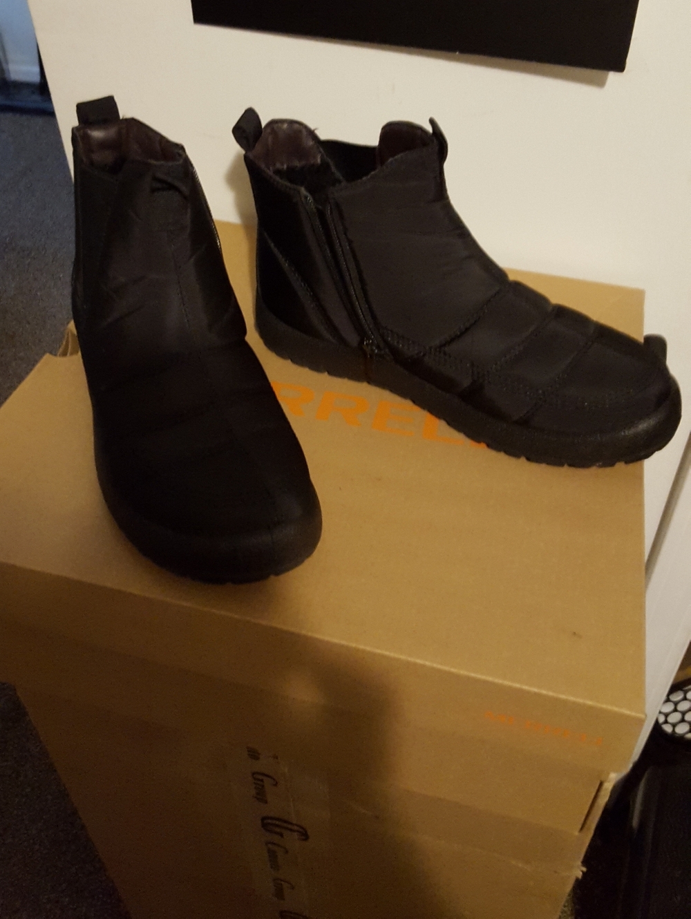 Cool Women's Chelsea Style Quilted Black Ankle Zip Winter Boots Size 9